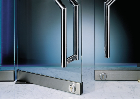 DORMA - Samozamykacz może też być schowany w metalowej listwie umieszczonej na dolnej krawędzi drzwi
